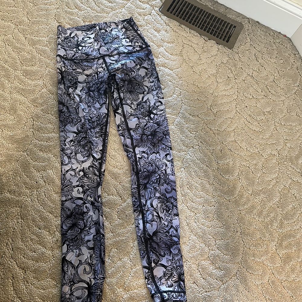 Winder under Lulu leggings